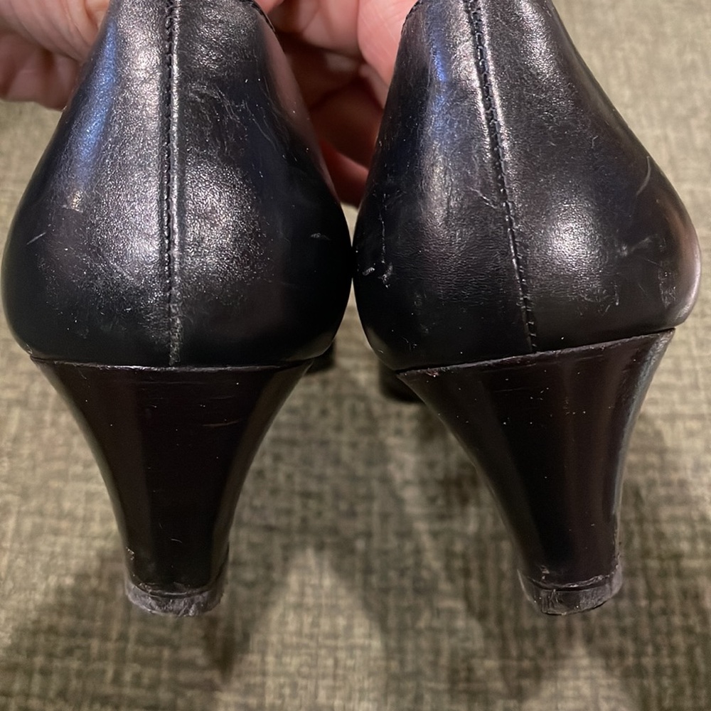 Salvatore Ferragamo Vintagr Black Bow Low Pumps (sz 8) - Picture 7 of 11
